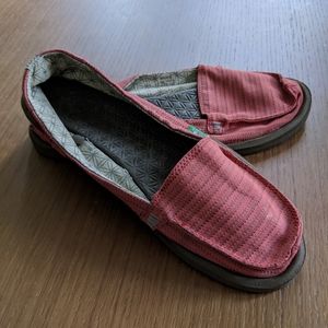 Sanuk pink beach flats
